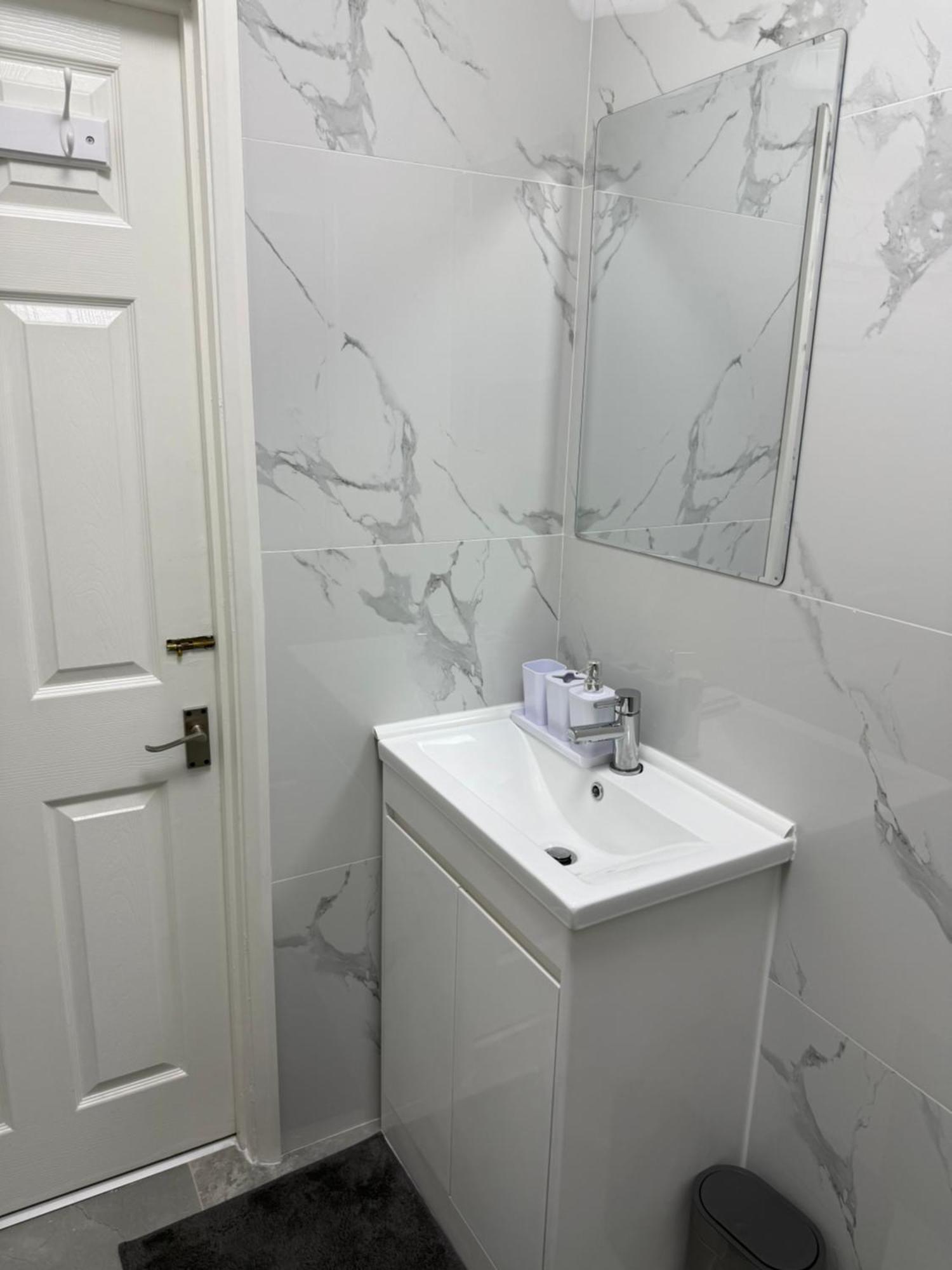 Homestay Luxury In Victoria, 7 Minutes Walk To Victoria Station, 8 London
