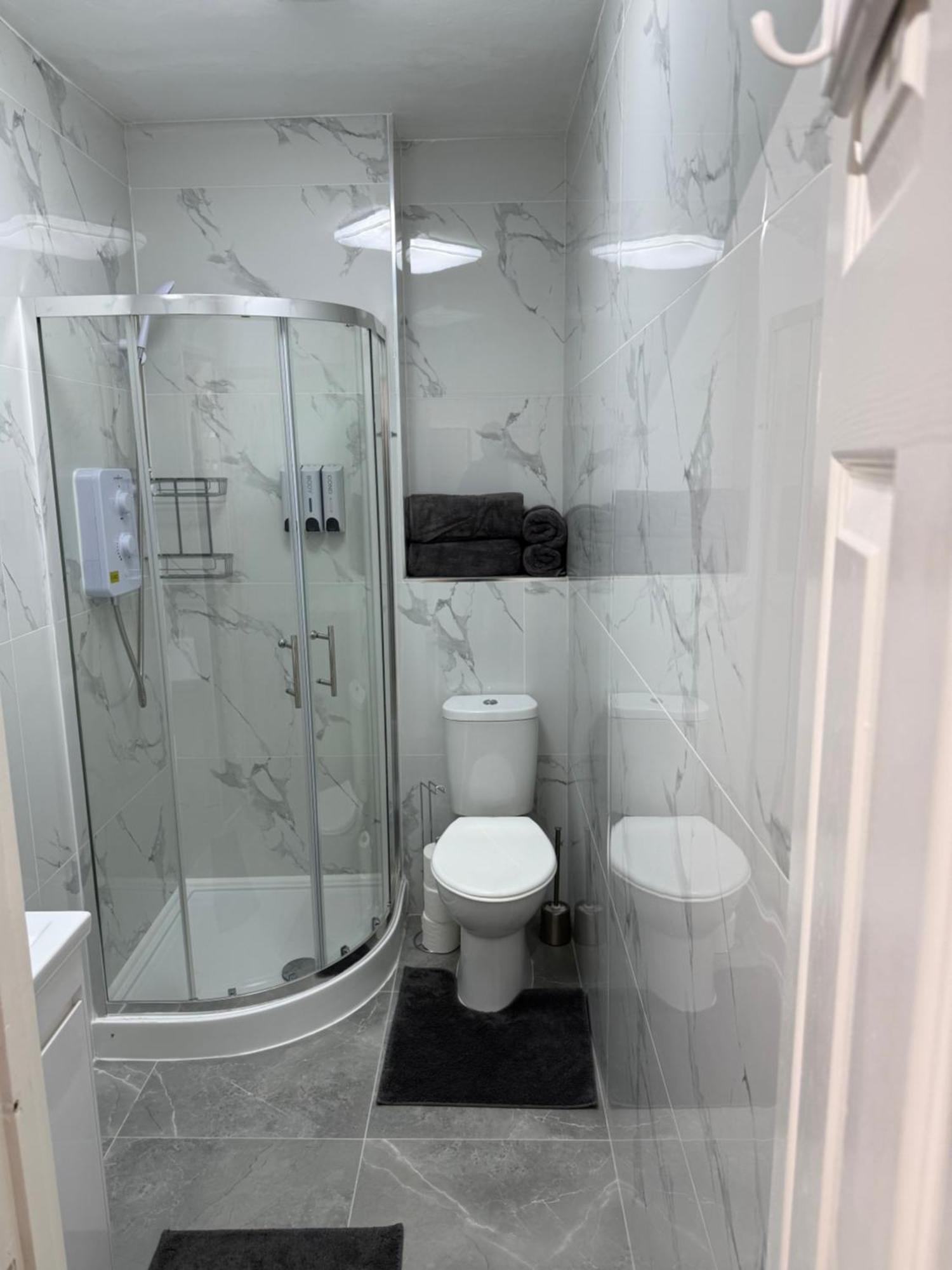 Luxury In Victoria, 7 Minutes Walk To Victoria Station, 8 Homestay *