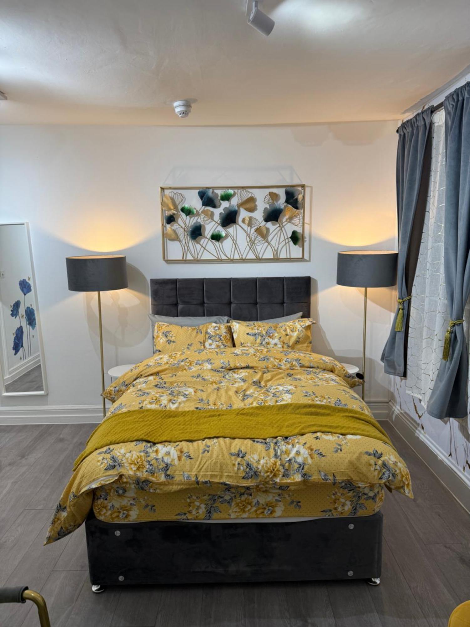 Homestay Luxury In Victoria, 7 Minutes Walk To Victoria Station, 8 *
